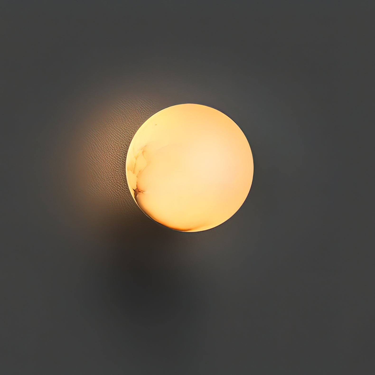 Lynq Mini-Kugel-Alabaster-Wandleuchte