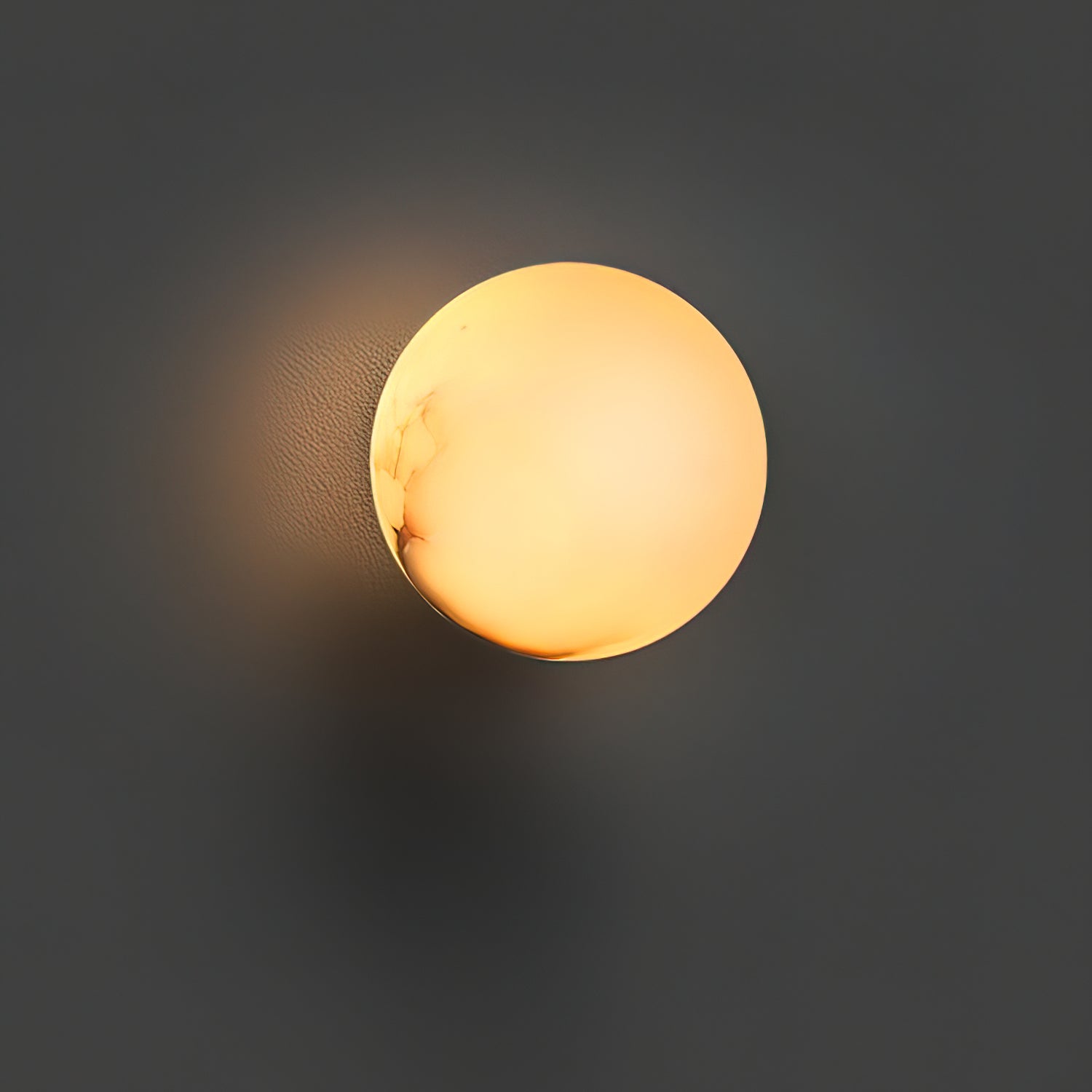 Lynq Mini-Kugel-Alabaster-Wandleuchte