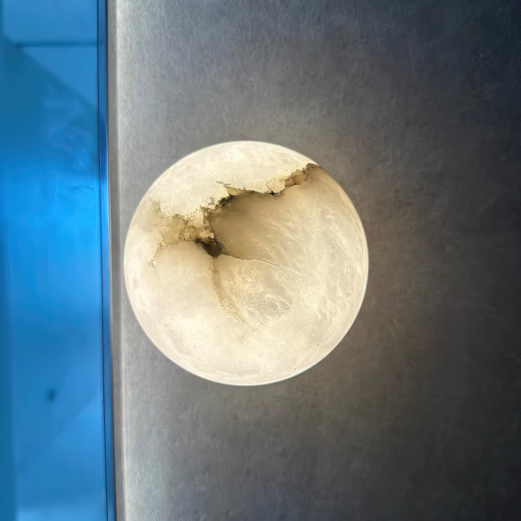 Lynq Mini-Kugel-Alabaster-Wandleuchte