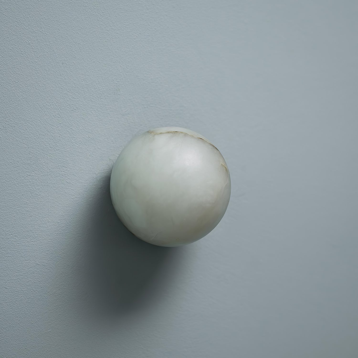 Lynq Mini-Kugel-Alabaster-Wandleuchte