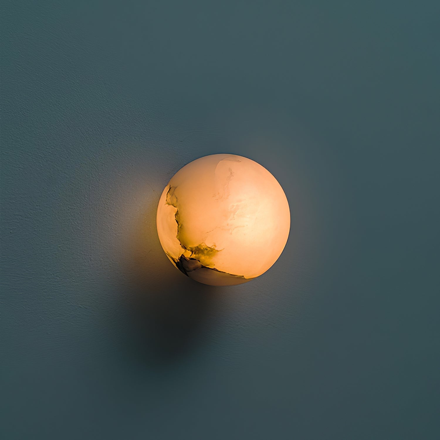 Lynq Mini-Kugel-Alabaster-Wandleuchte