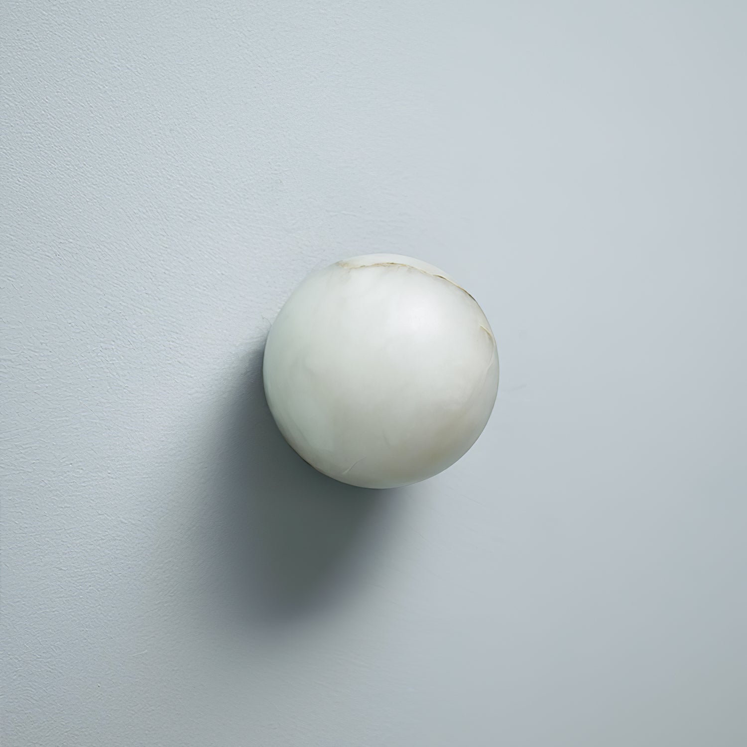 Lynq Mini-Kugel-Alabaster-Wandleuchte