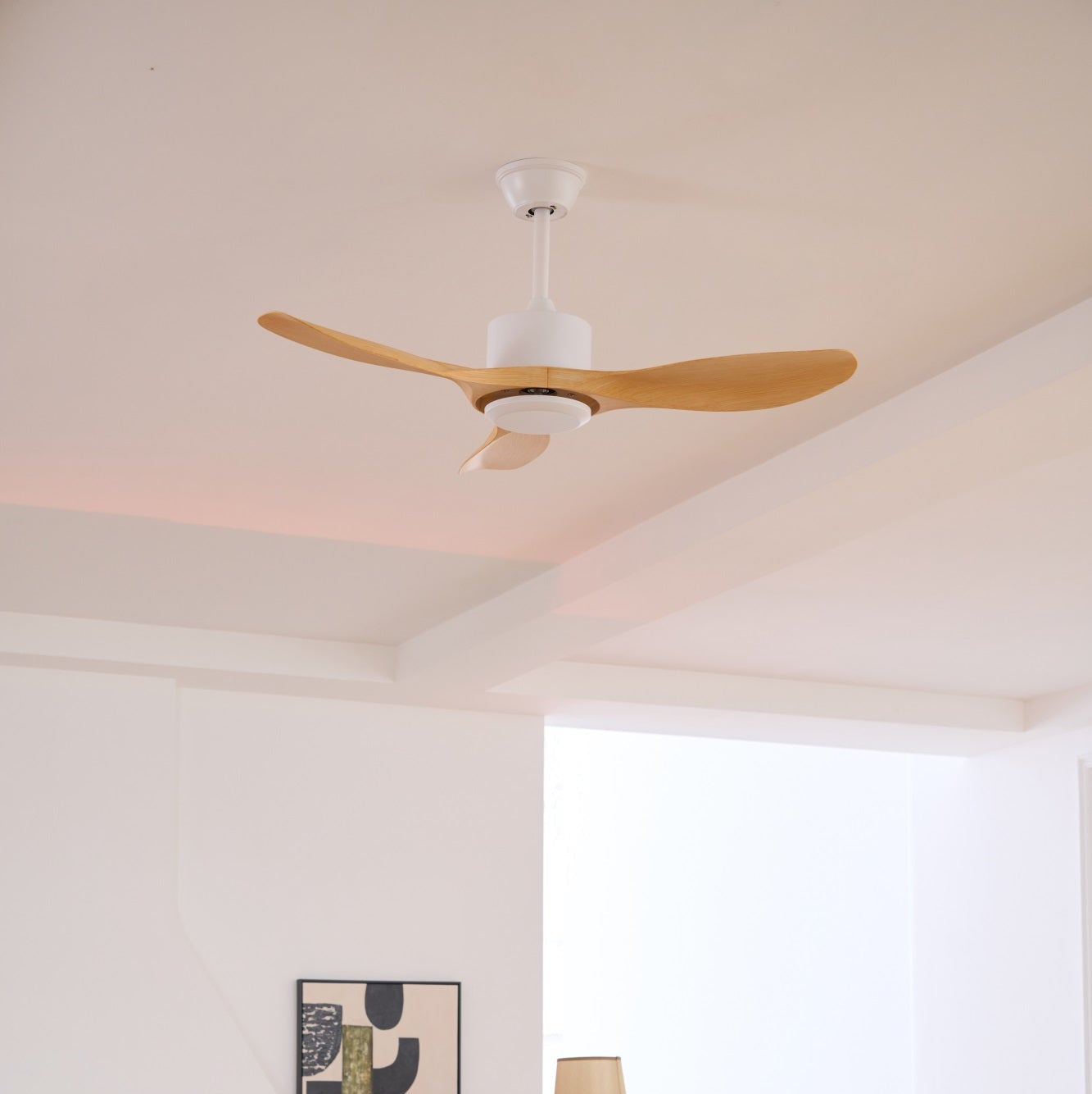 Meren Minimalistischer Deckenventilator aus Holz in Weiß