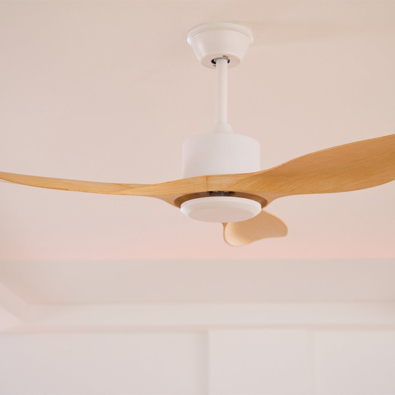 Meren Minimalistischer Deckenventilator aus Holz in einem offenen Wohnbereich