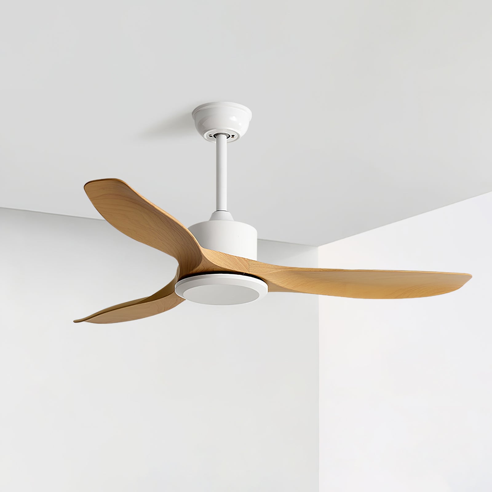 Meren Minimalistischer Deckenventilator aus Holz aus niedriger Perspektive