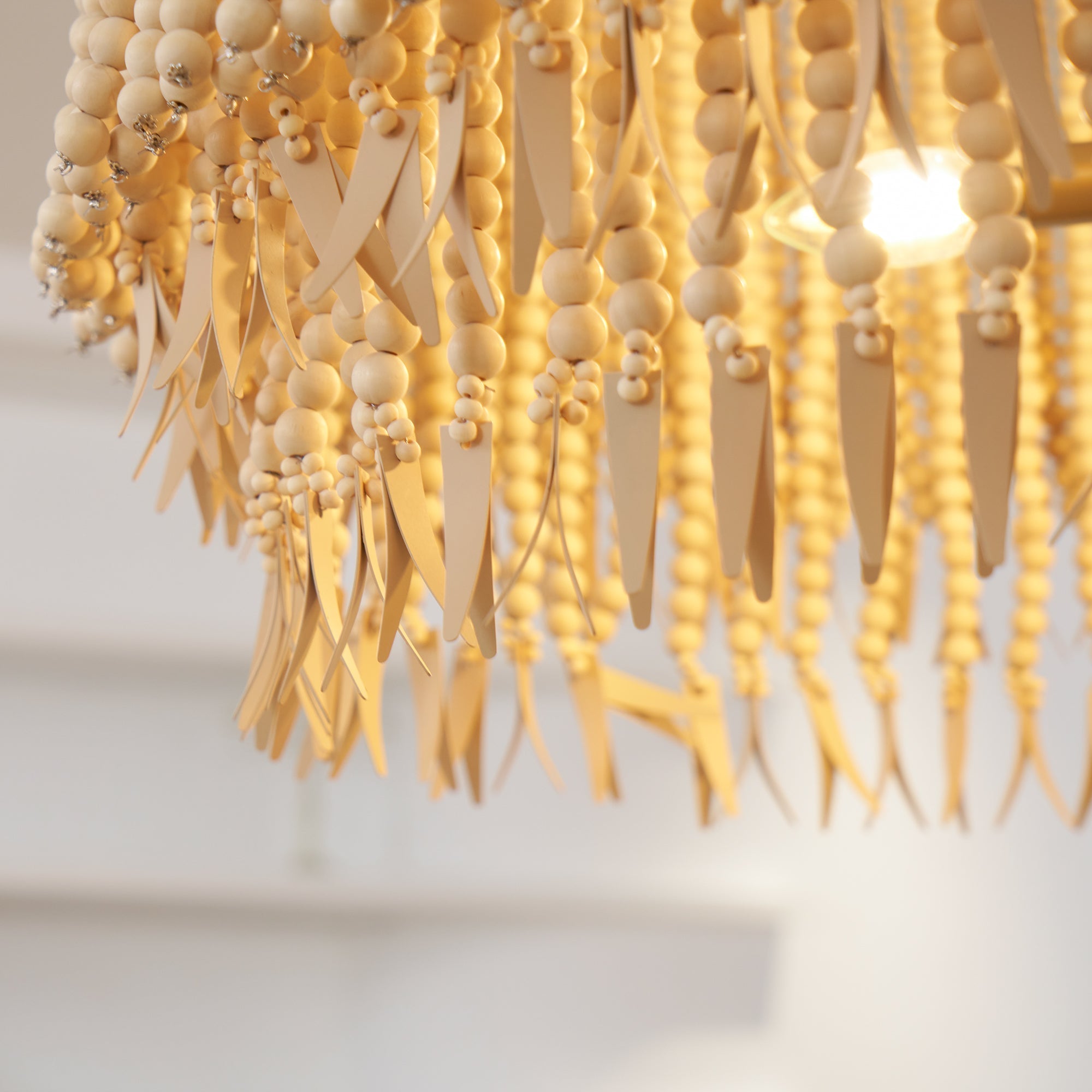 Odette Kronleuchter aus Holz und Kokosnussperlen-Letslighting
