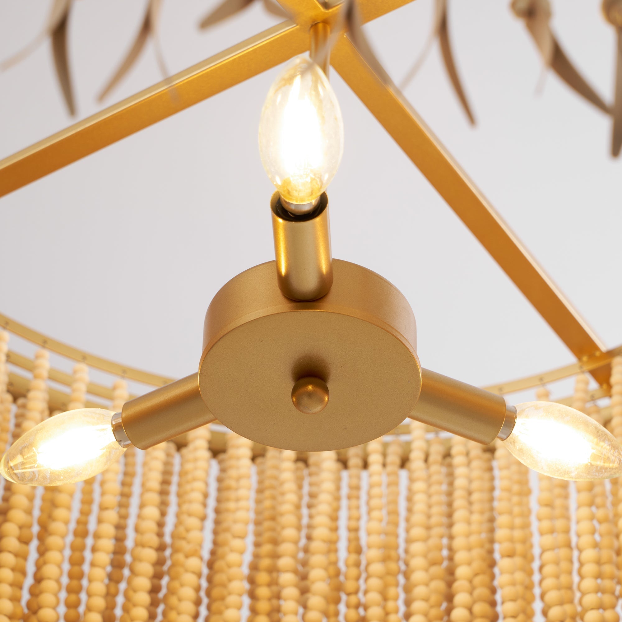 Odette Kronleuchter aus Holz und Kokosnussperlen-Letslighting