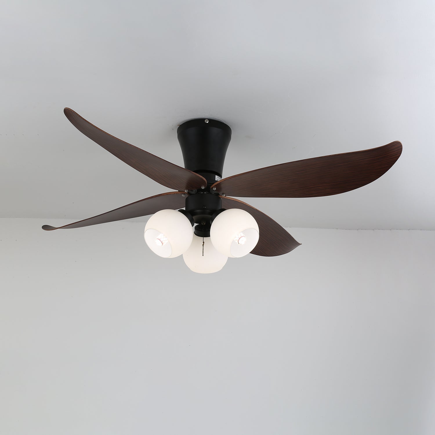 Seitenansicht der Lunair Vintage Deckenventilatorleuchte aus Holz und Glas