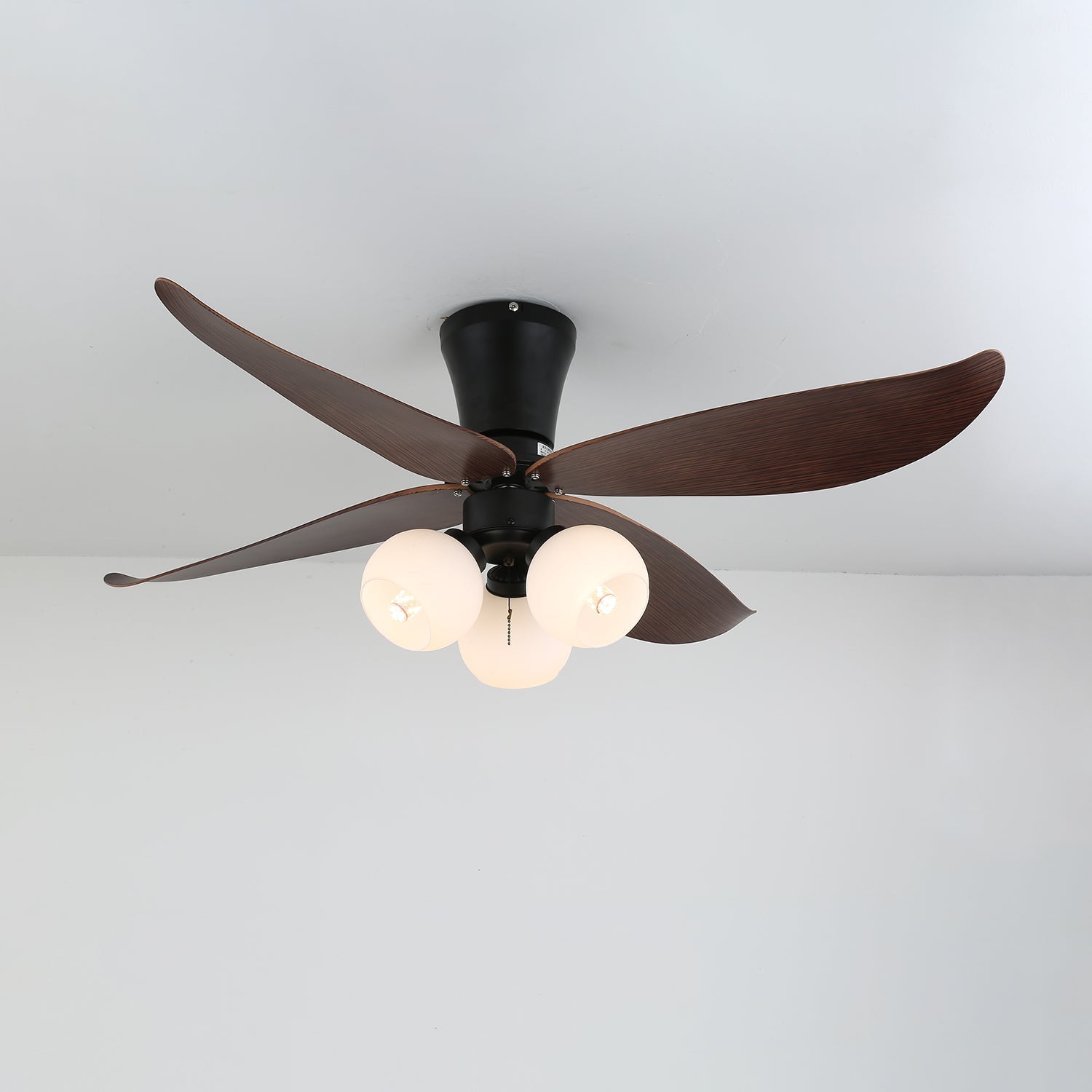 Lunair Vintage Deckenventilatorleuchte mit eingeschaltetem Licht