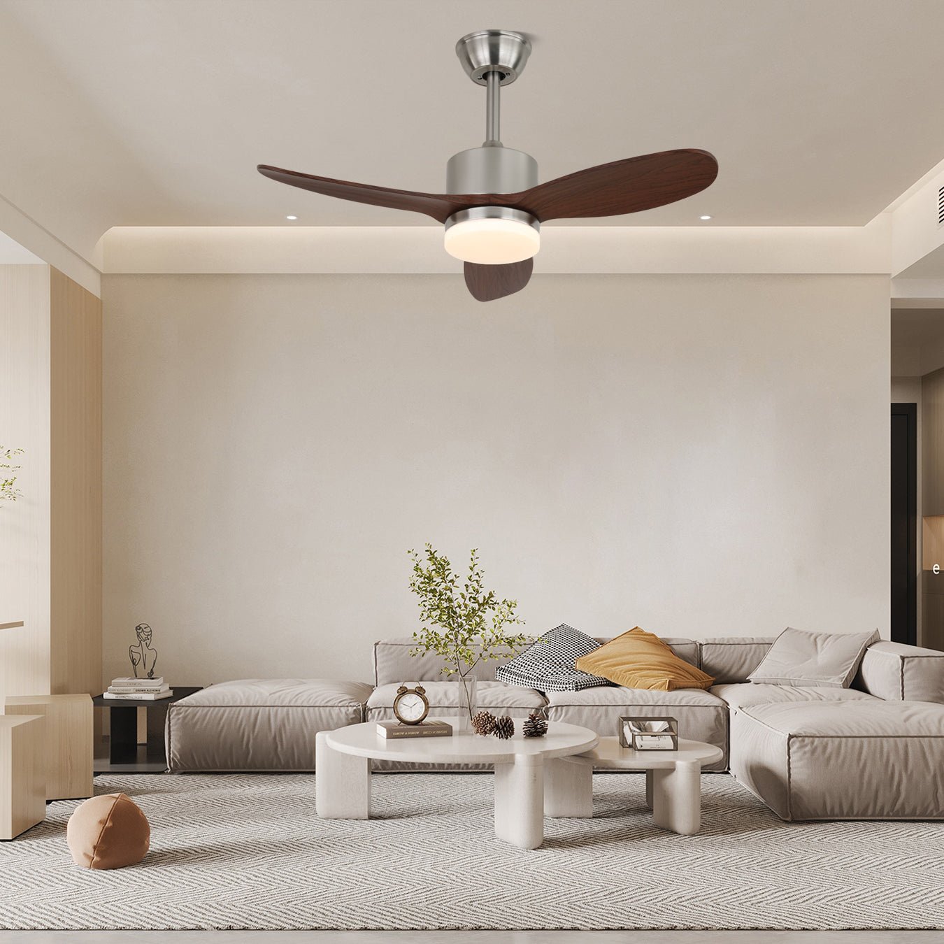 Nahaufnahme des VerdantBreeze Deckenventilators mit Beleuchtung, der Holzflügel und integrierte LED zeigt