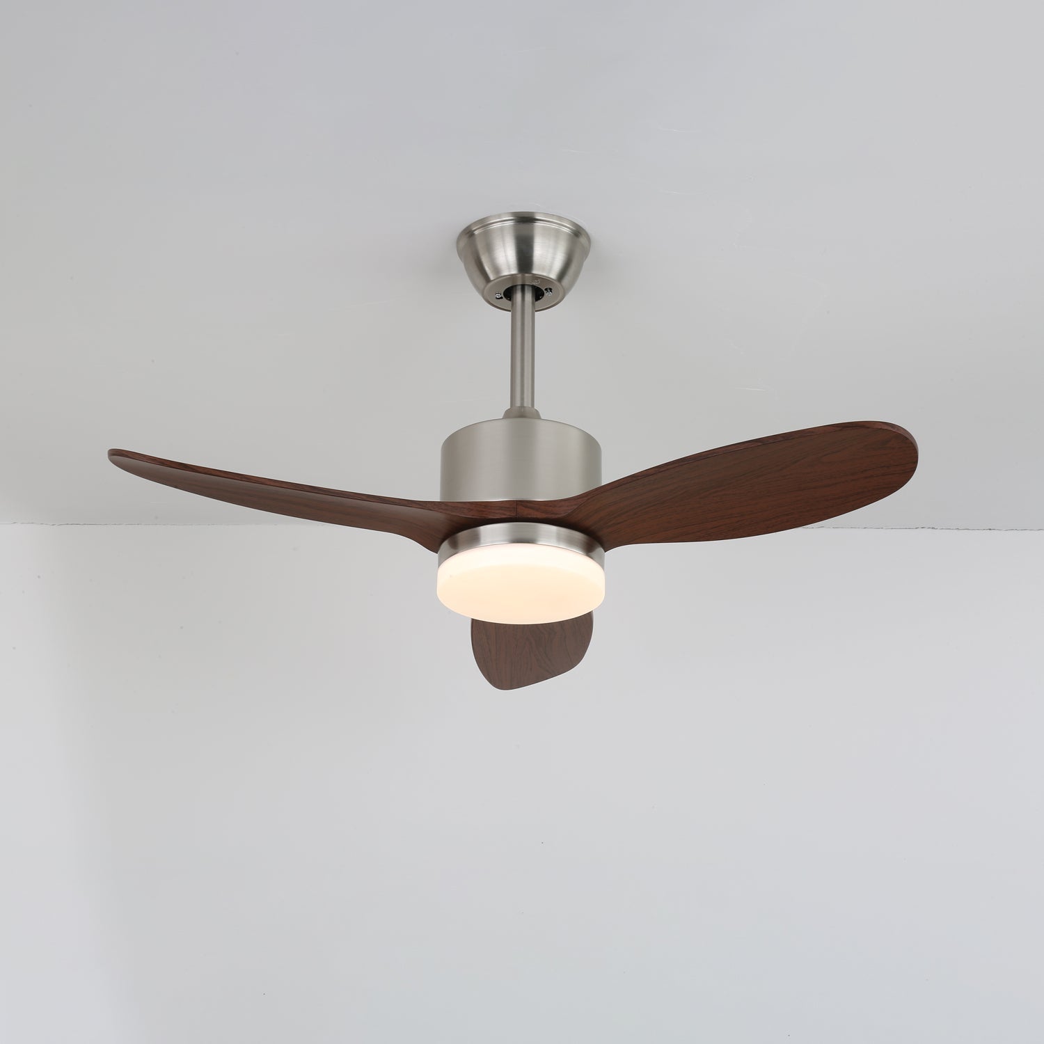 VerdantBreeze Deckenventilator mit Beleuchtung in Nickel-Ausführung