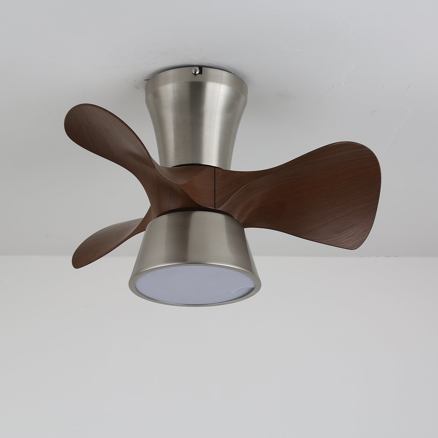 Nera Moderner Holz-Deckenventilator mit Beleuchtung, schräge Ansicht