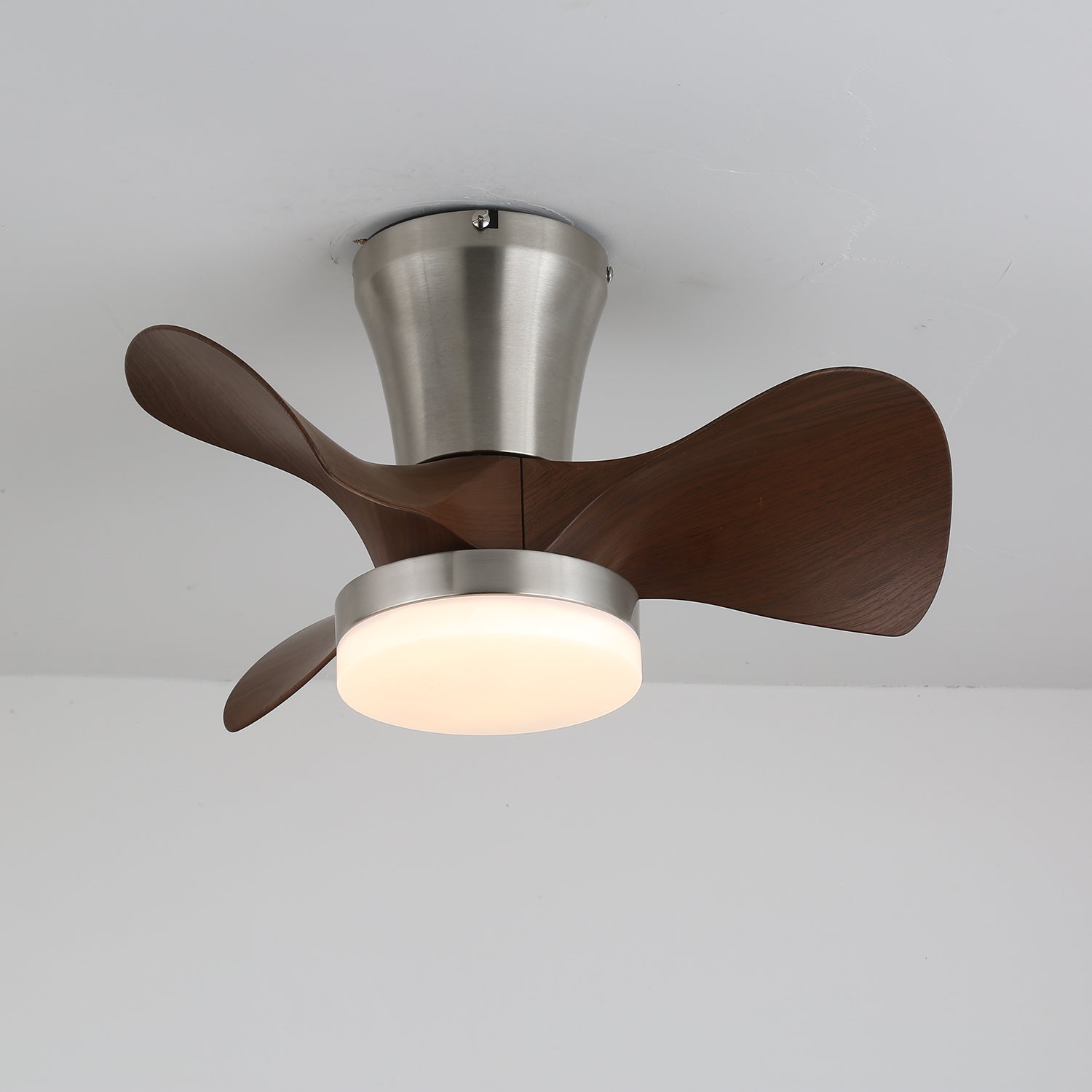 Nera Moderner Holz-Deckenventilator mit Beleuchtung, Detail der Walnussholz-Oberfläche