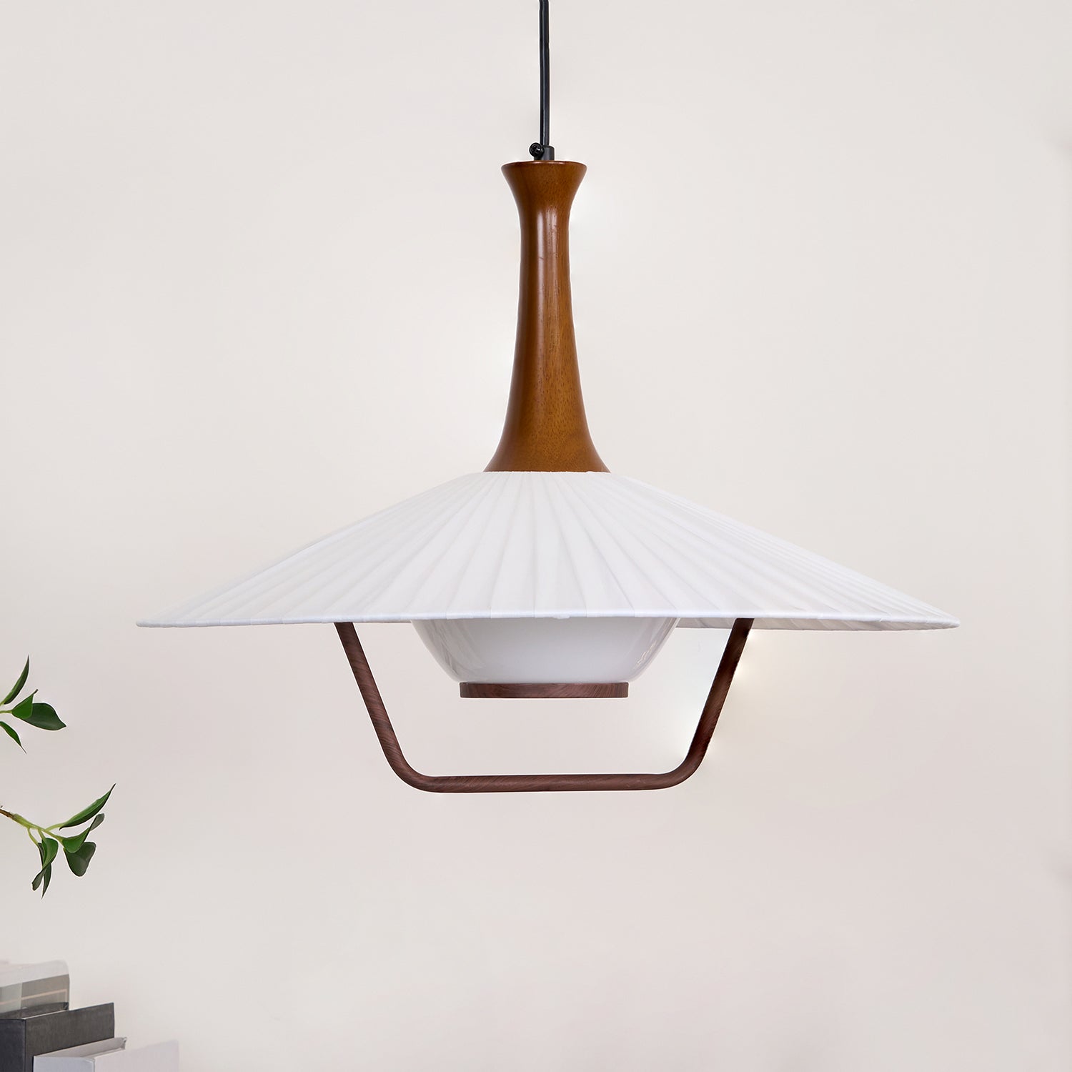 Vionne Mid-Century Pendelleuchte aus Holz und Weiß-Letslighting
