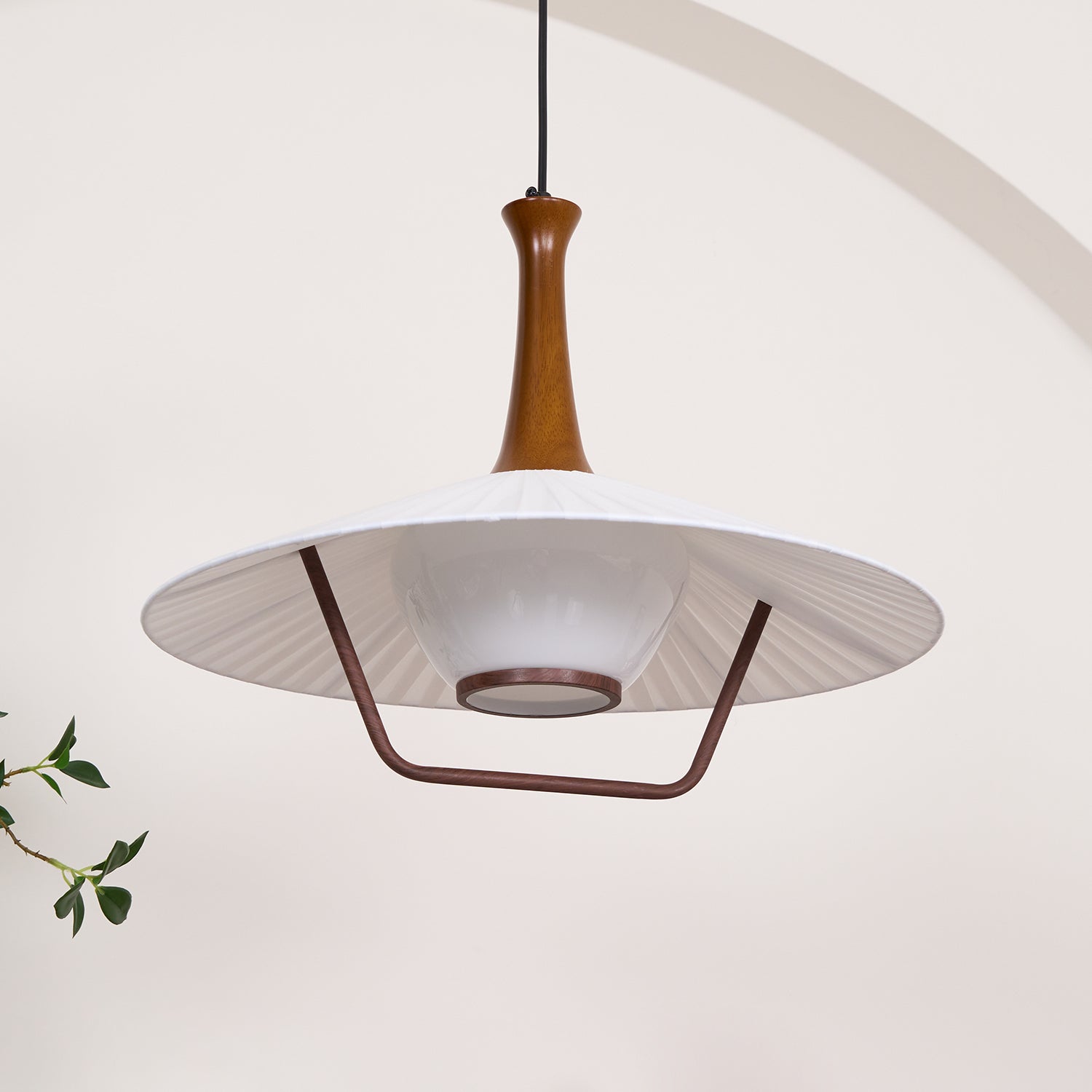 Vionne Mid-Century Pendelleuchte aus Holz und Weiß-Letslighting