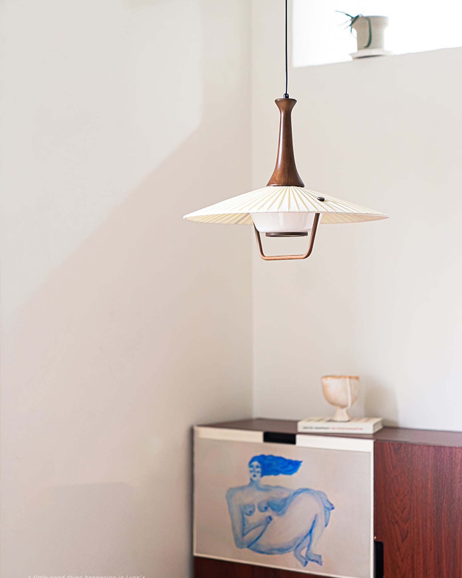 Vionne Mid-Century Pendelleuchte aus Holz und Weiß-Letslighting