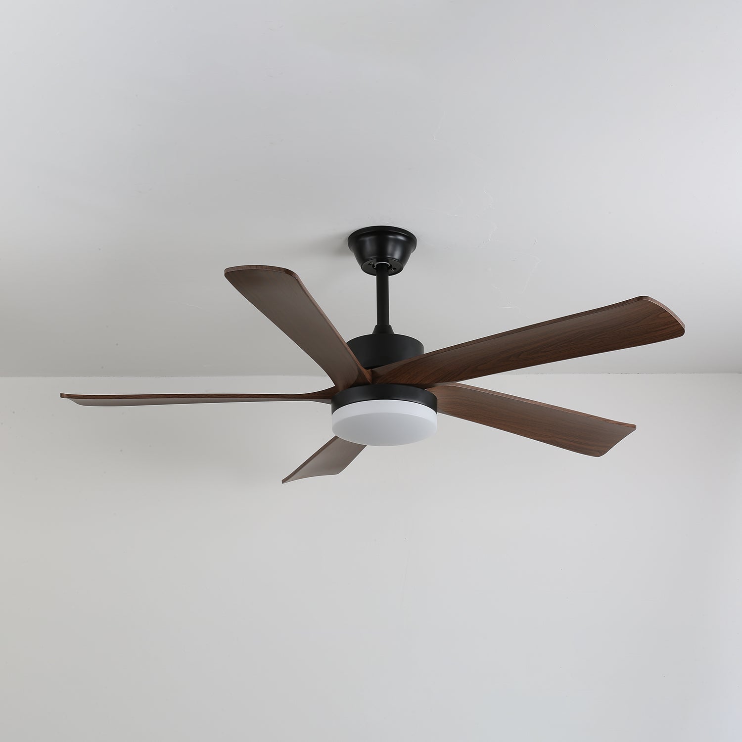 Eryndor Deckenventilator in einem Wohnzimmerambiente