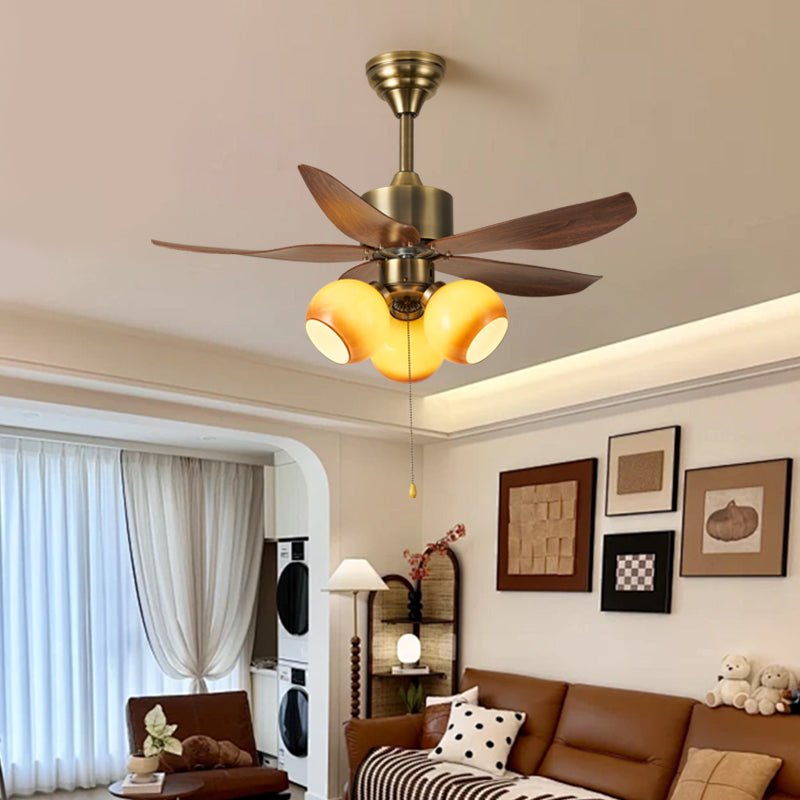 Nahaufnahme des Glasschirms der Florence Blossom Deckenventilatorleuchte