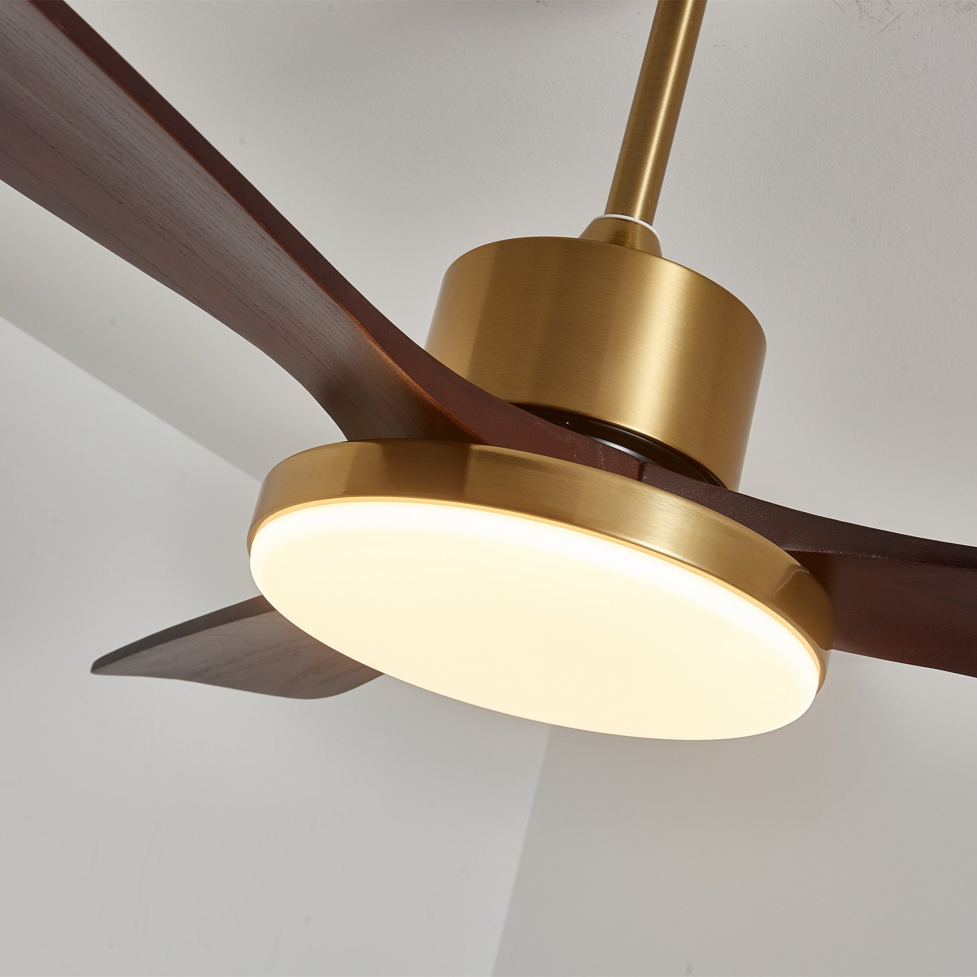 Xen Moderner Deckenventilator mit Holz und Licht, rotierende Flügel