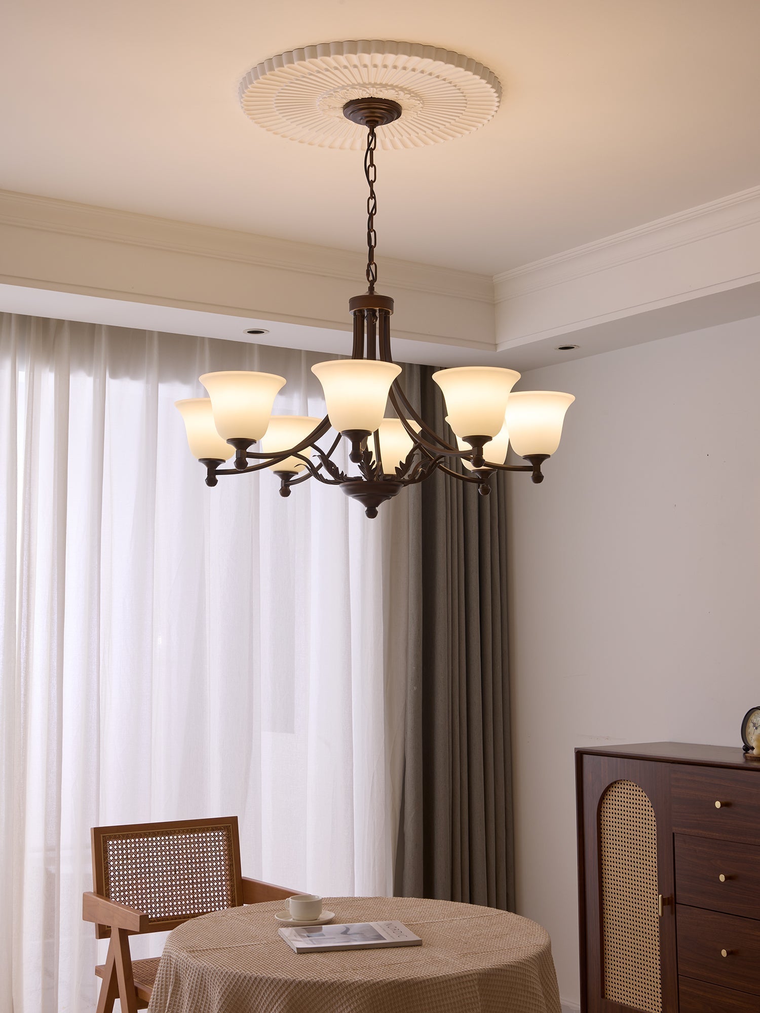 Elorira Traditioneller Eleganter Kronleuchter aus Bloom-Glas-Letslighting
