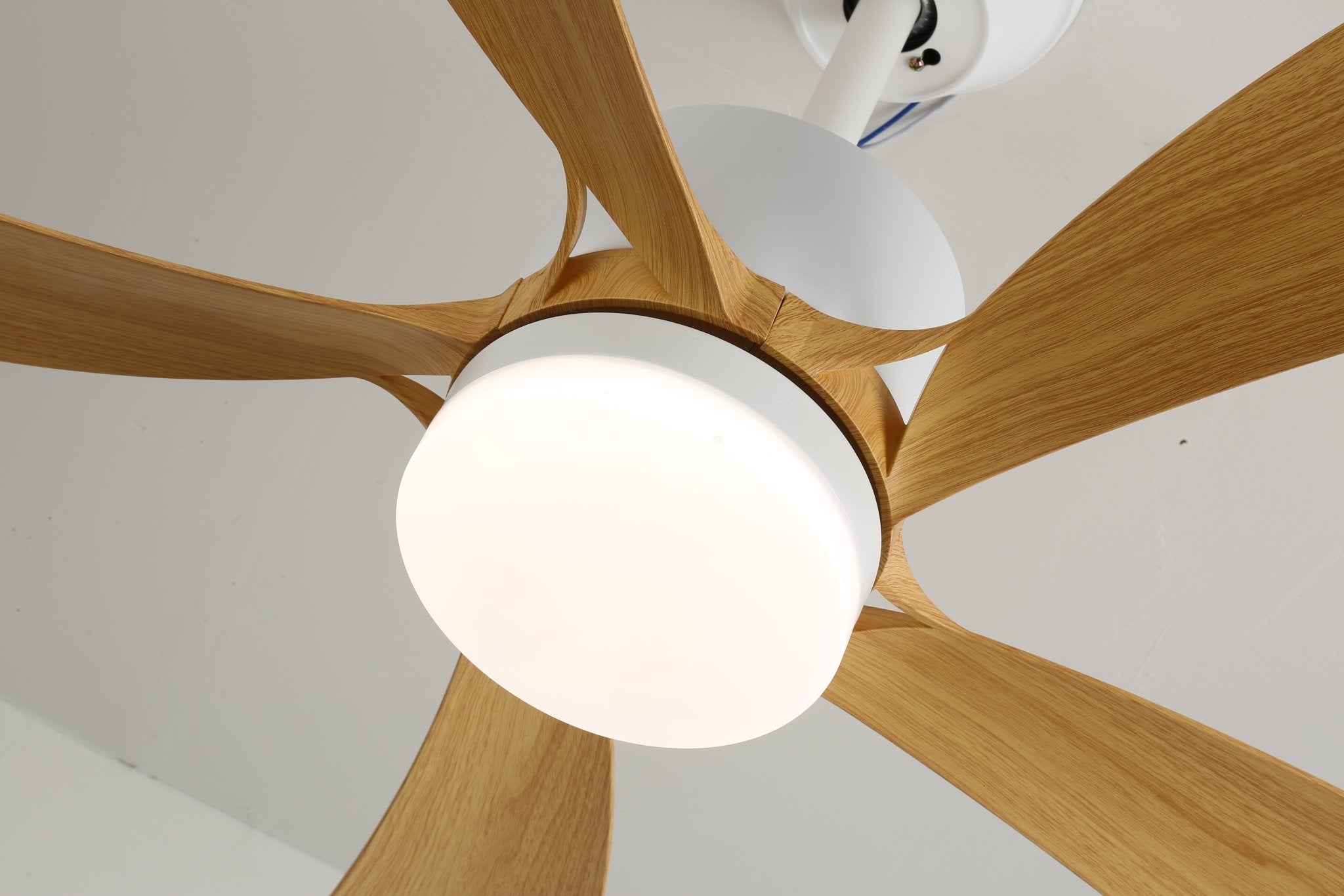 Sylven Moderner Deckenventilator mit Licht in weißer Ausführung