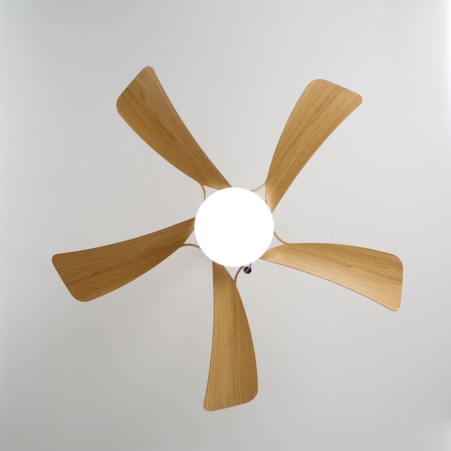 Sylven Deckenventilator mit Licht und sich bewegenden Ventilatorflügeln