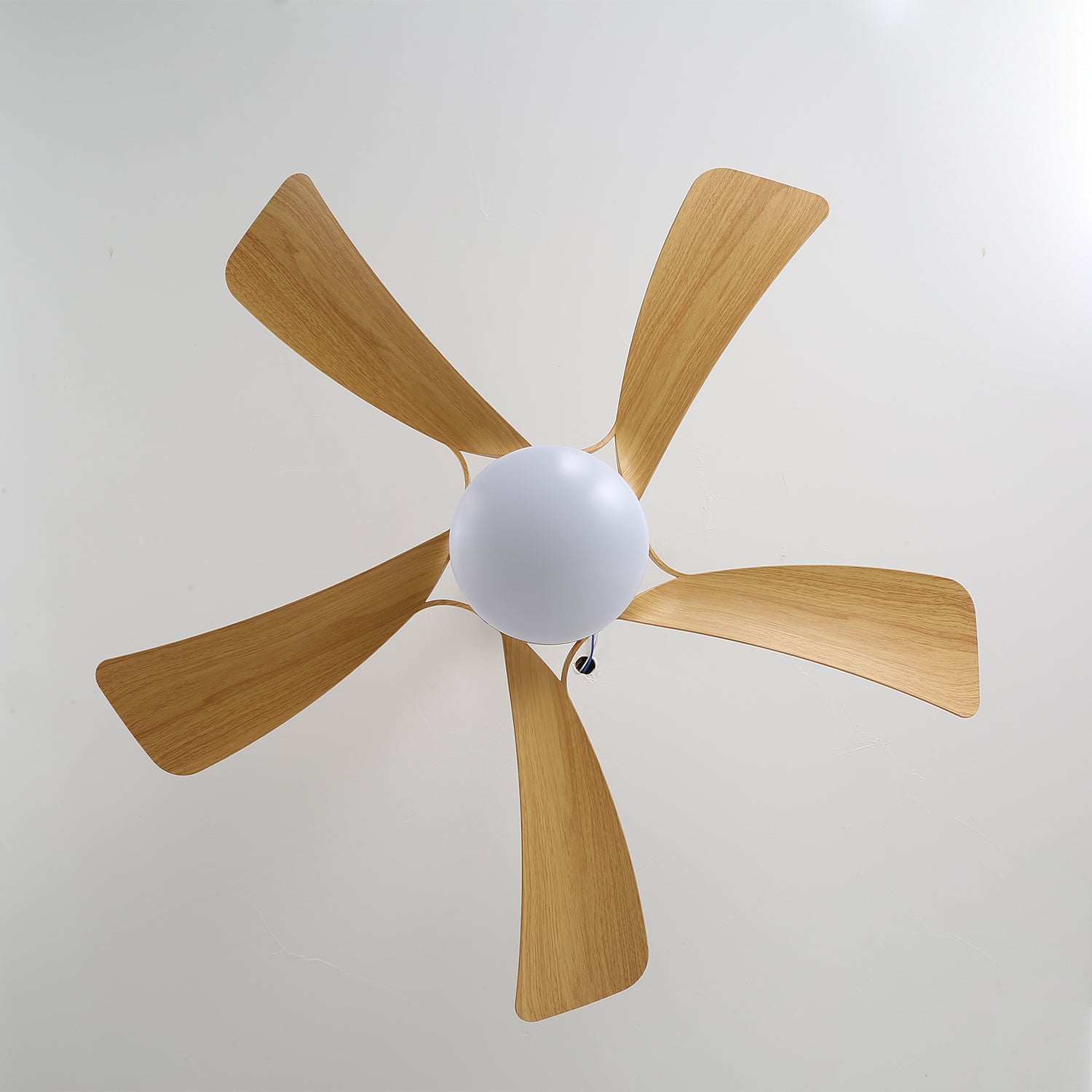 Sylven Deckenventilator mit Licht, der den Acrylschirm hervorhebt