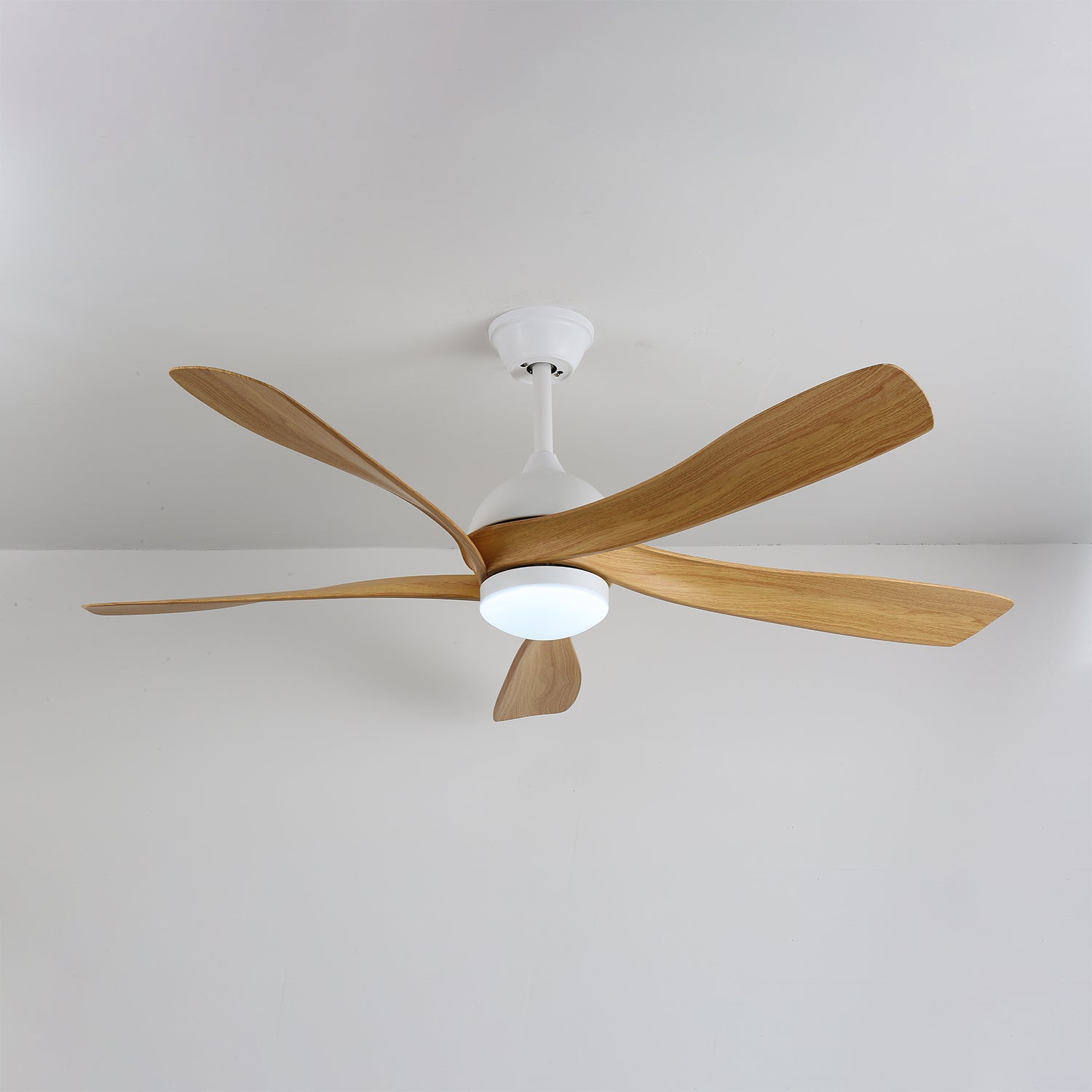 Sylven Deckenventilator mit Holzflügeln und weißem Gehäuse