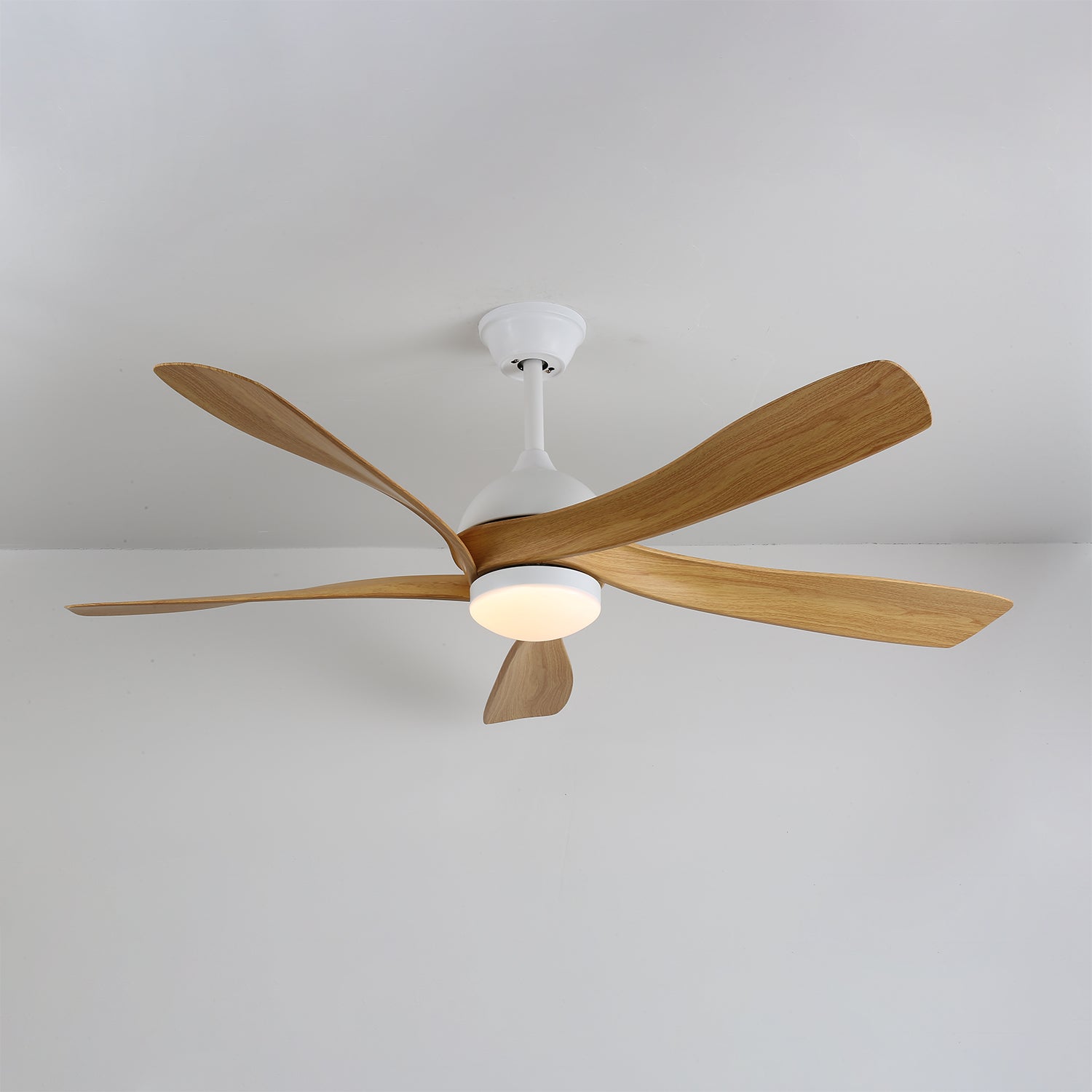 Moderner Deckenventilator in Holz- und Weißoptik mit integriertem LED-Licht