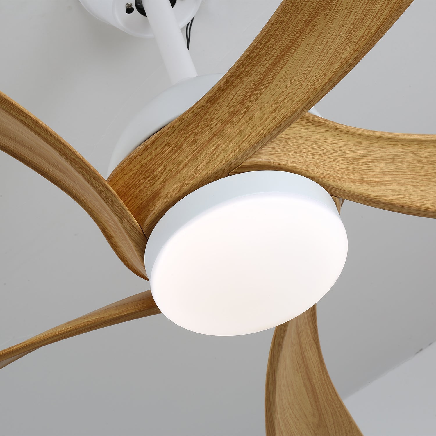 Moderner Deckenventilator mit Licht und Holz-Akzenten