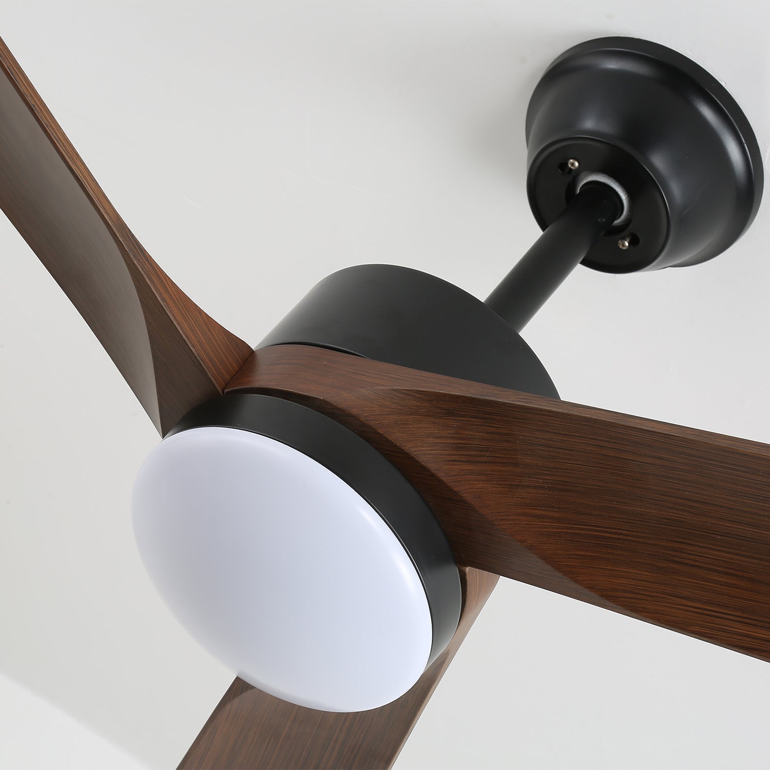 Evraeis Ventilator in einem Essbereich, spendet Licht und sorgt für Luftzirkulation.