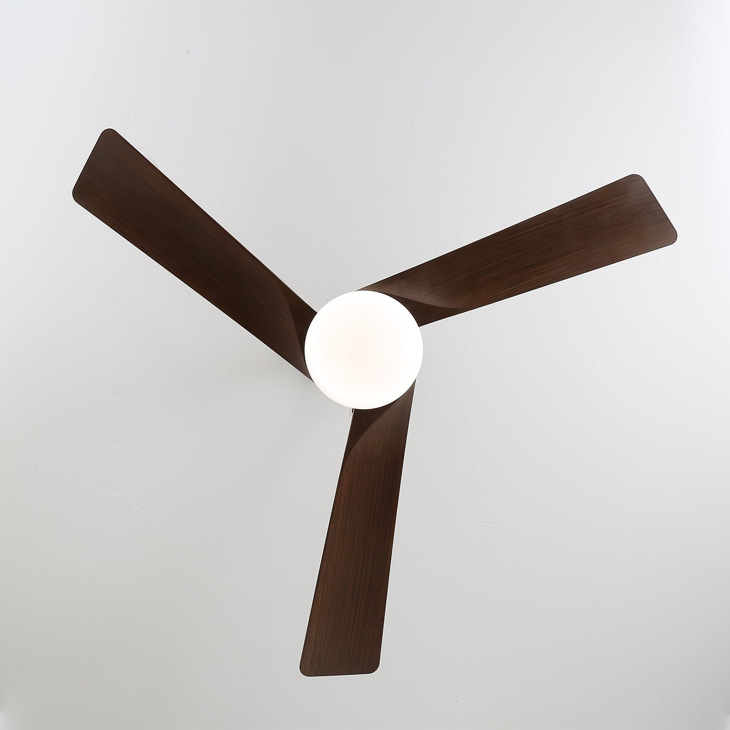 Evraeis Deckenventilator mit Beleuchtung, der die Option der schwarzen Gehäuseausführung zeigt.