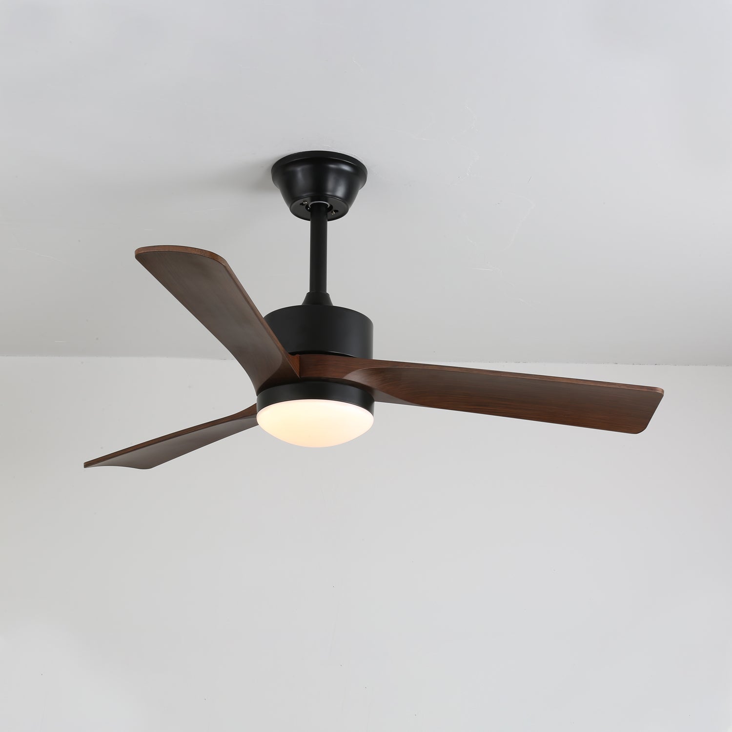 Nahaufnahme der Walnussholz-Flügel des Evraeis Deckenventilators.
