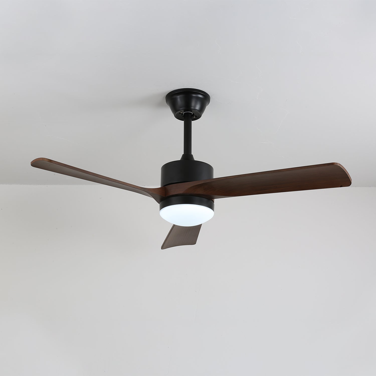 Evraeis Deckenventilator mit Beleuchtung, installiert in einem Schlafzimmer.