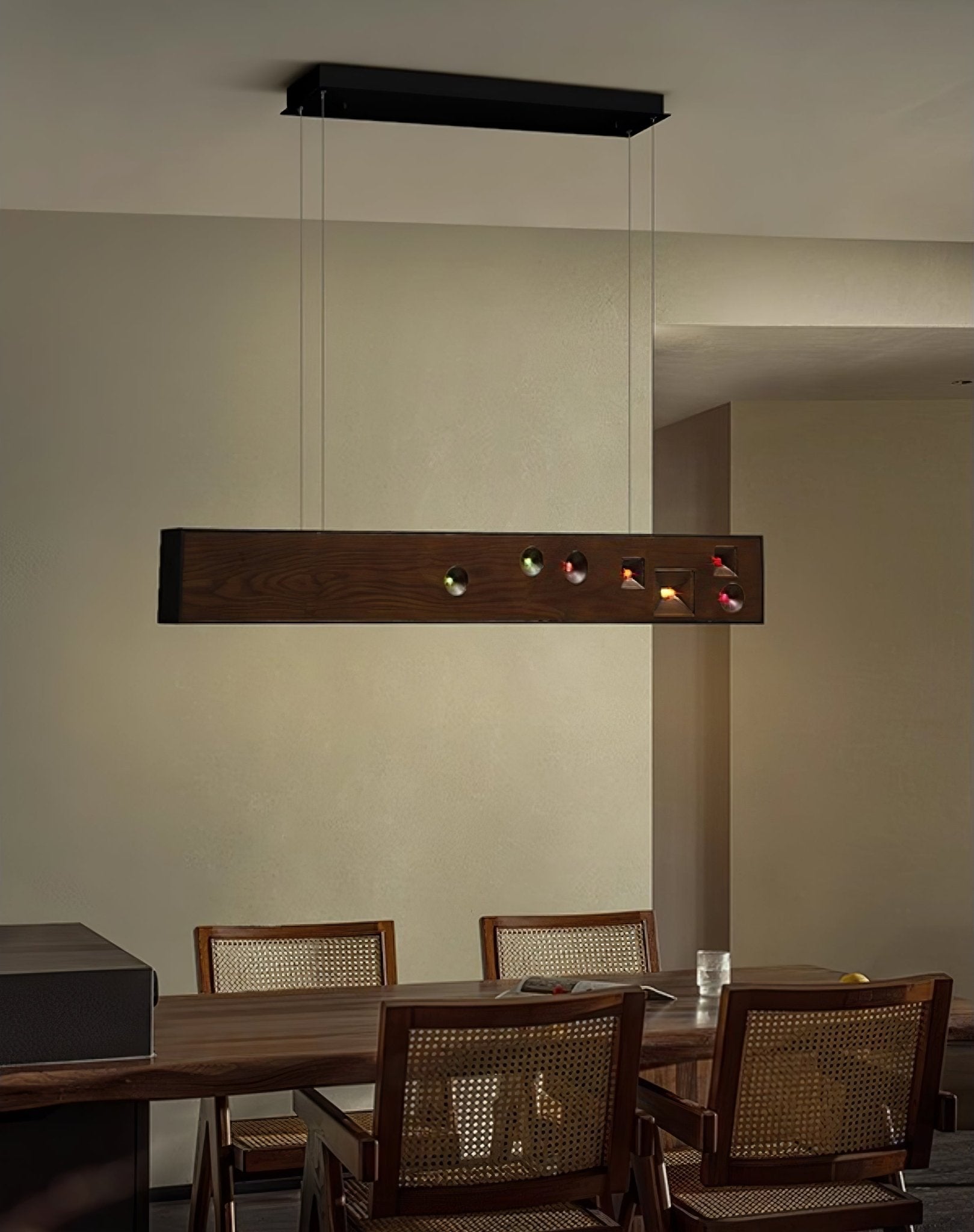 Lustra Lineare Pendelleuchte aus Holz mit Edelsteinen-Letslighting