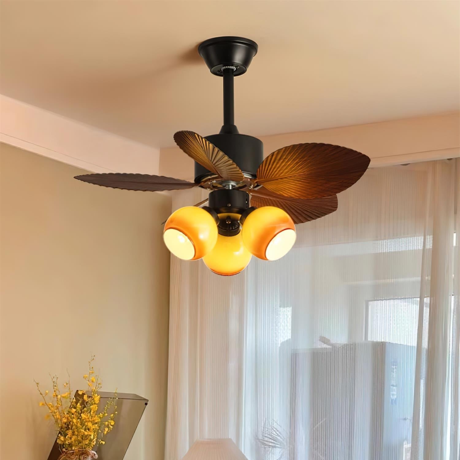 Nerina tropische Deckenventilatorleuchte in einem Wohnzimmer installiert