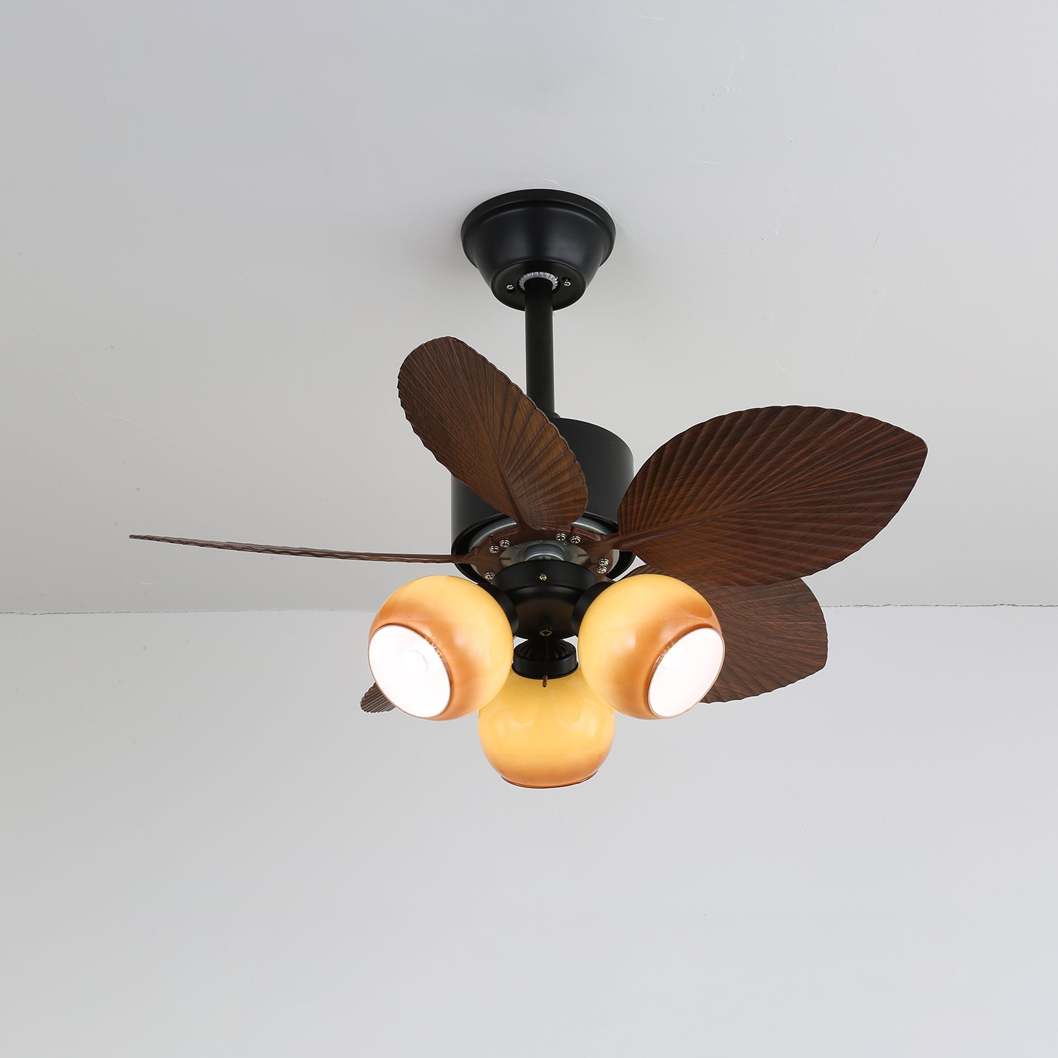 Ansicht der Ventilatorleuchte aus einem anderen Winkel, die ihre Größe (Ø 76 cm) hervorhebt
