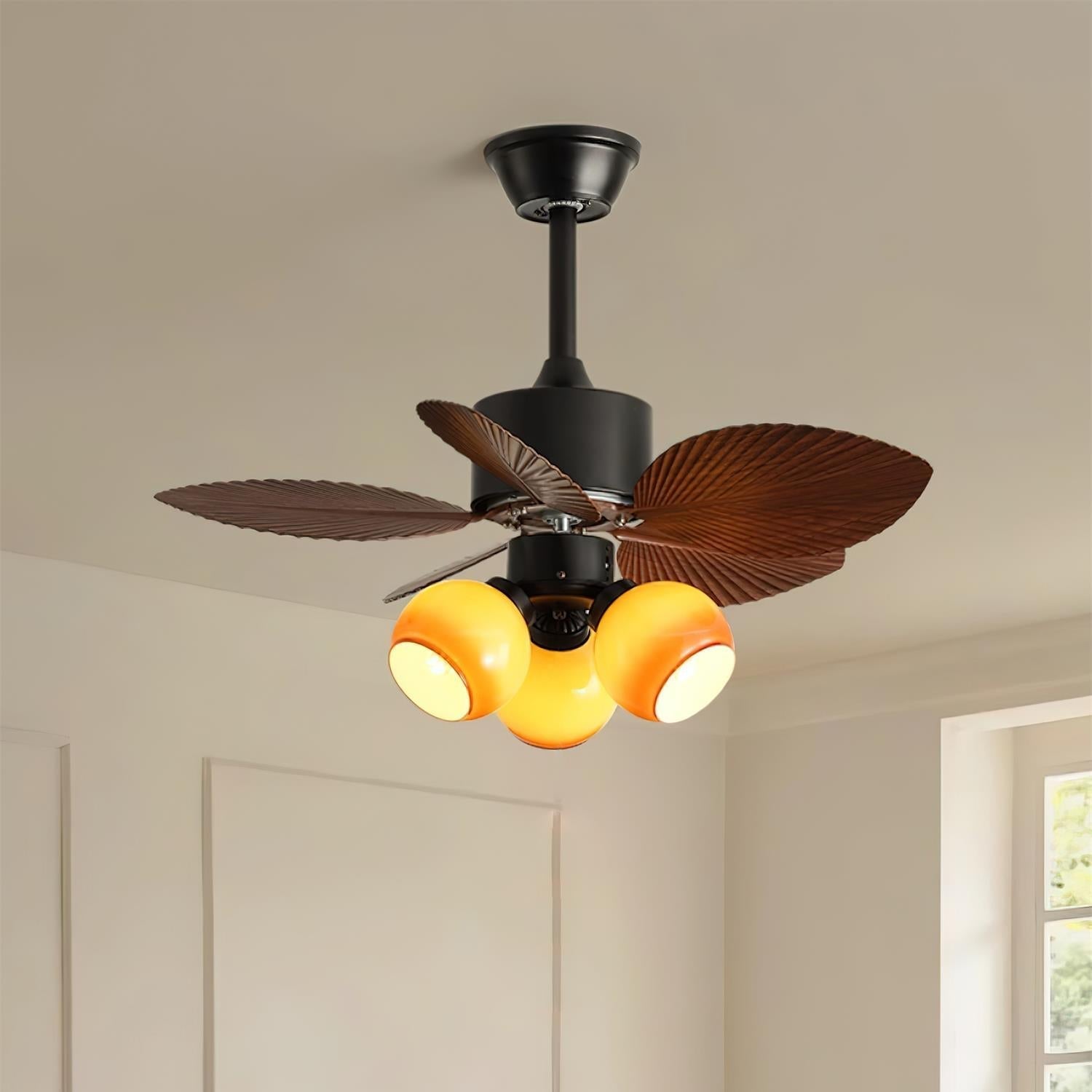 Nerina Ventilatorleuchte in einem modernen tropischen Interieur