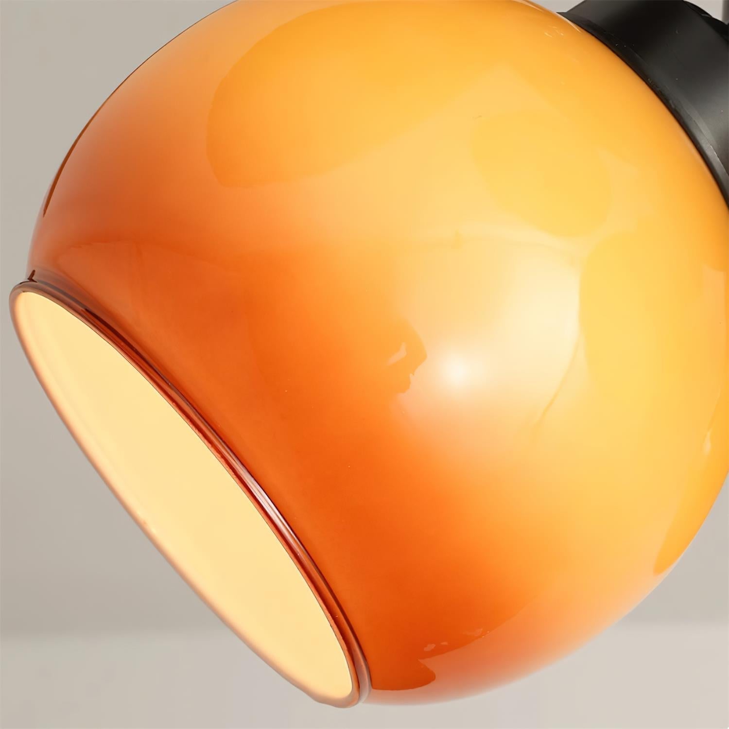 Lifestyle-Aufnahme der Nerina Ventilatorleuchte, die Luftzirkulation und Licht spendet