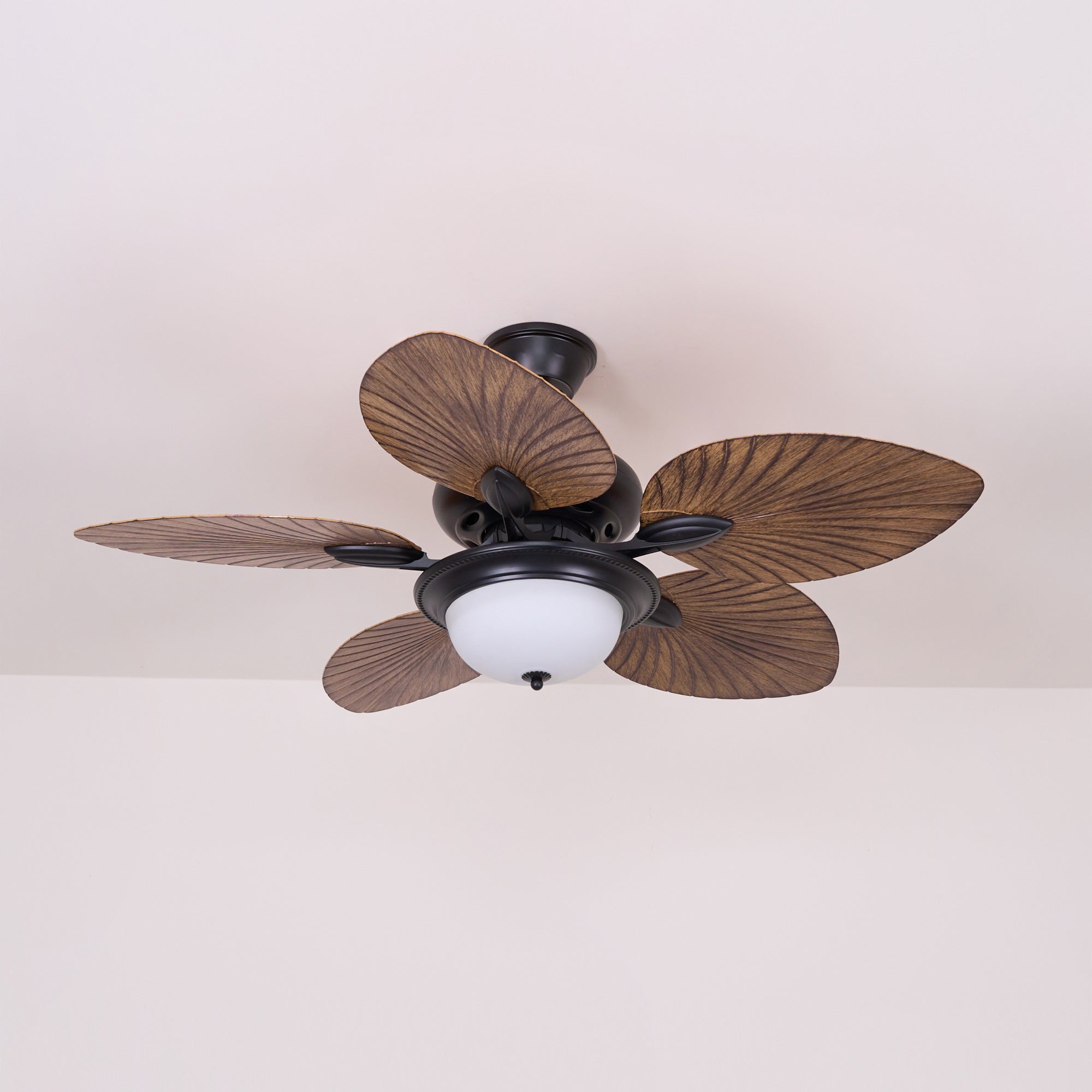 Virel Deckenventilatorleuchte im tropischen Holzdesign, Seitenansicht