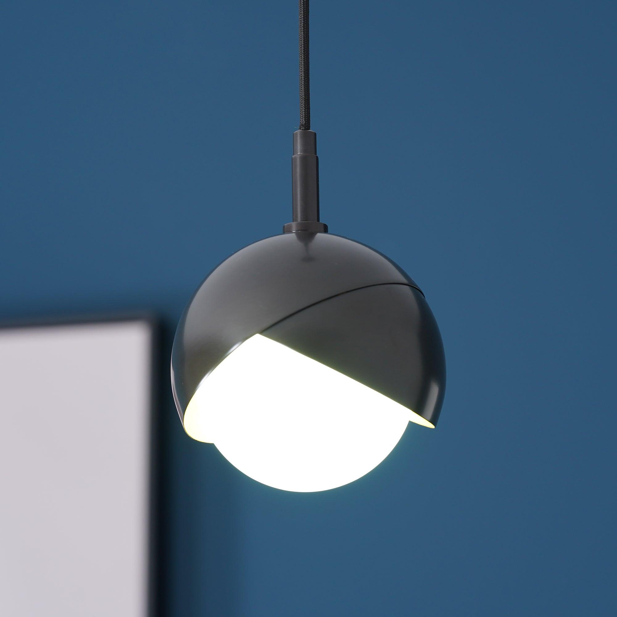 Solara Moderne Pendelleuchte Messing Geschachtelte Opalkugel-Letslighting