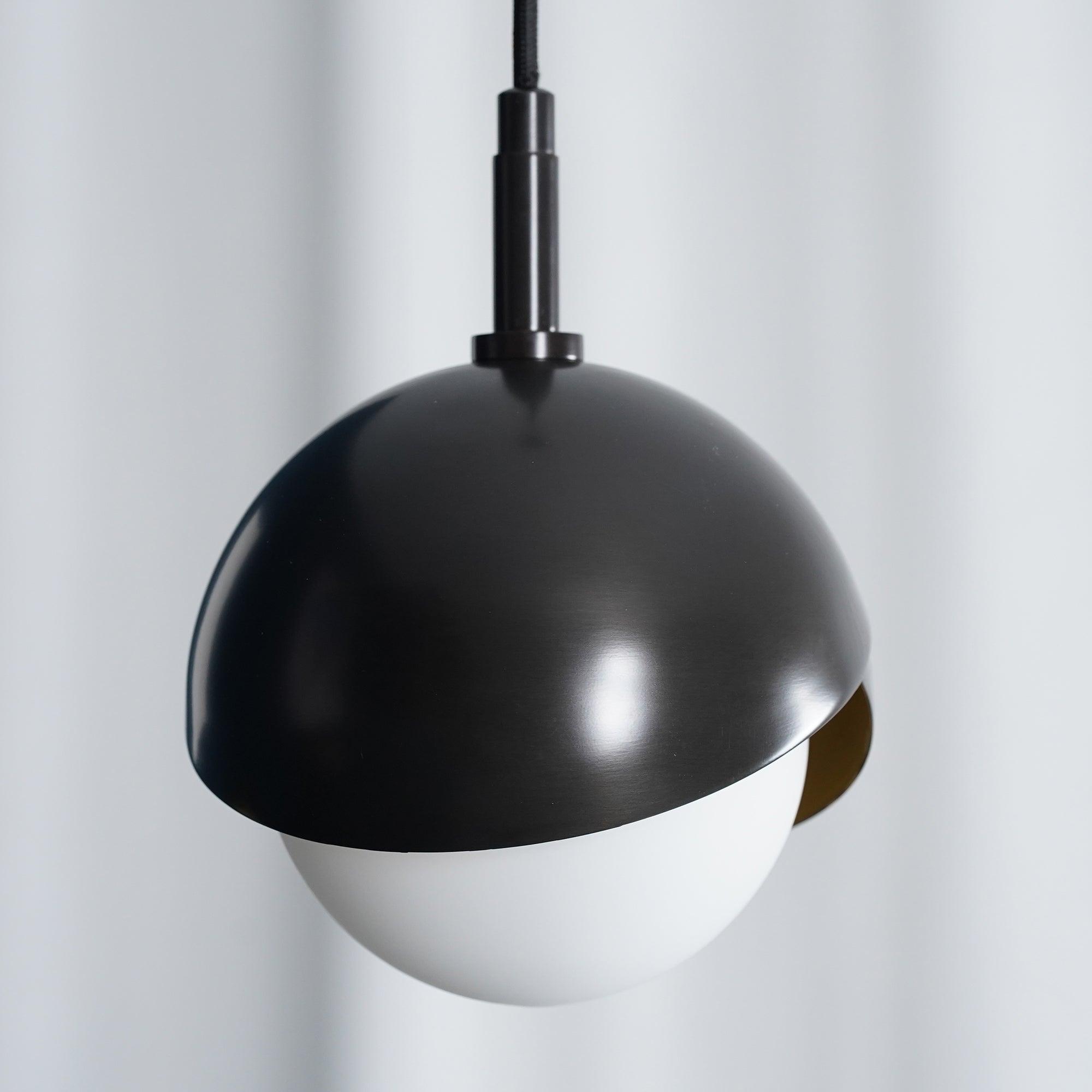 Solara Moderne Pendelleuchte Messing Geschachtelte Opalkugel-Letslighting