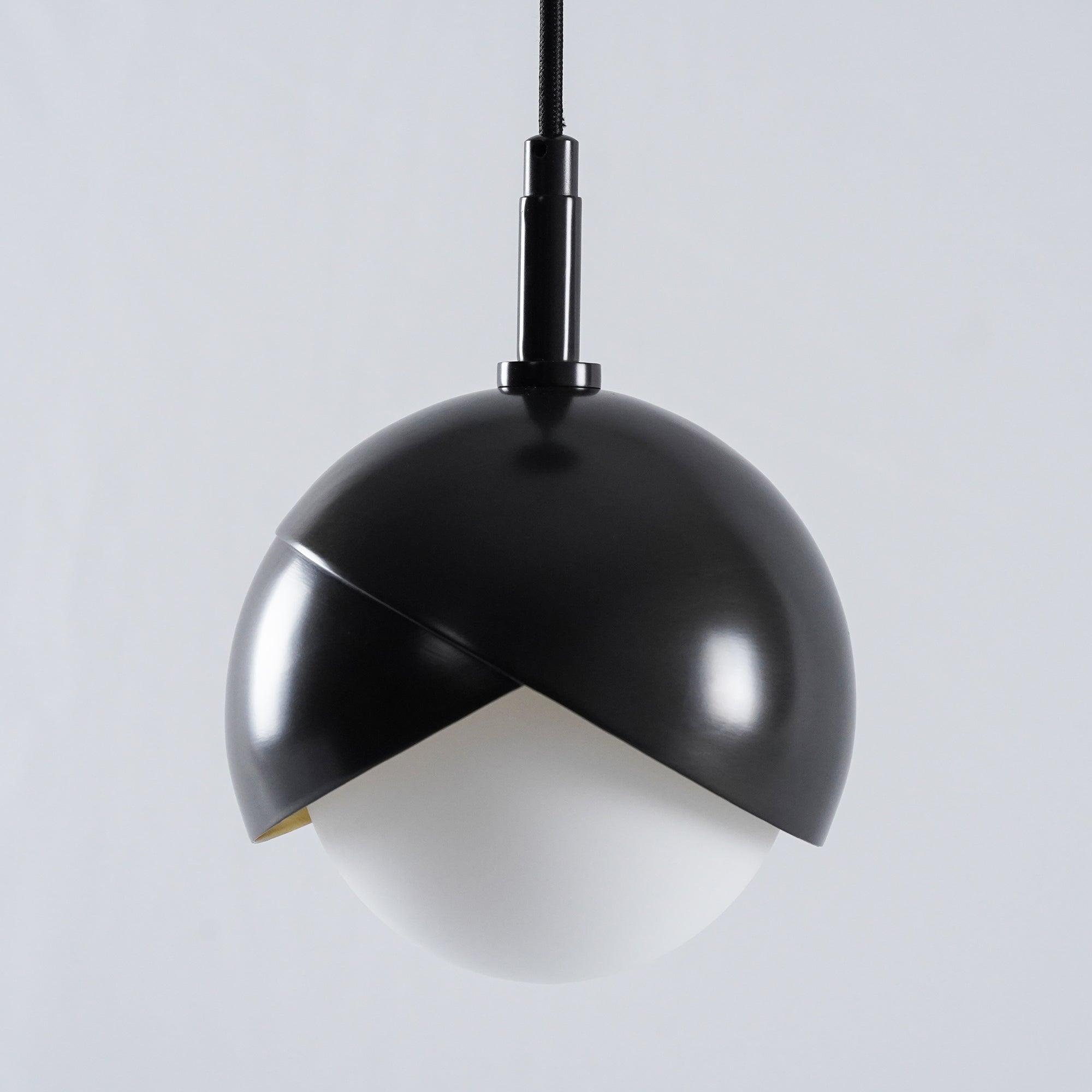 Solara Moderne Pendelleuchte Messing Geschachtelte Opalkugel-Letslighting