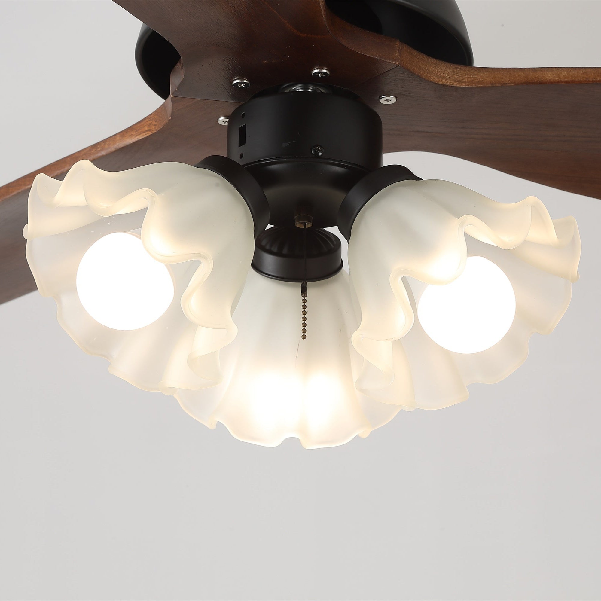 Novrik Air Deckenventilatorleuchte in der Ausführung Schwarz.
