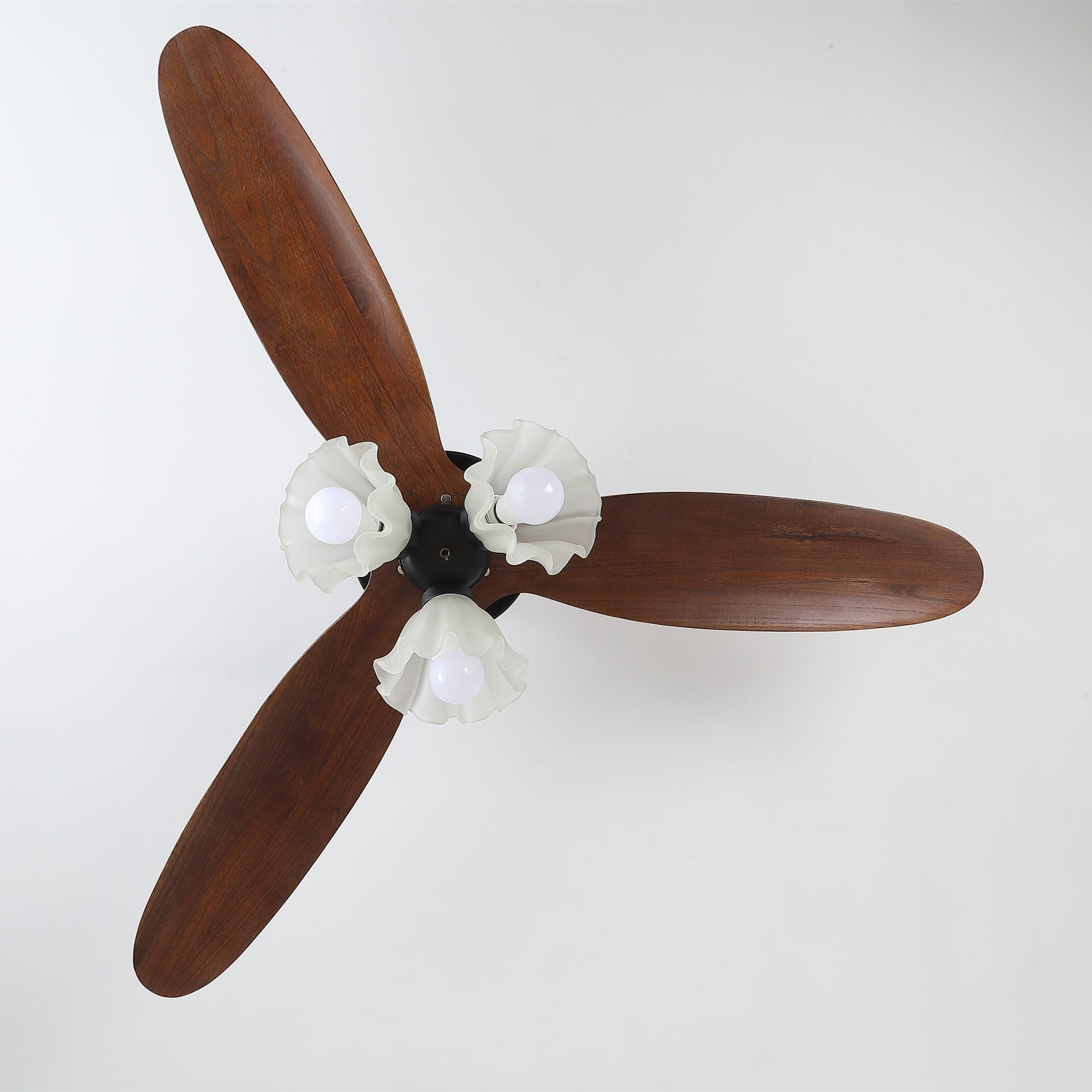 Detail des Motorgehäuses aus reinem Kupfer am Deckenventilator.