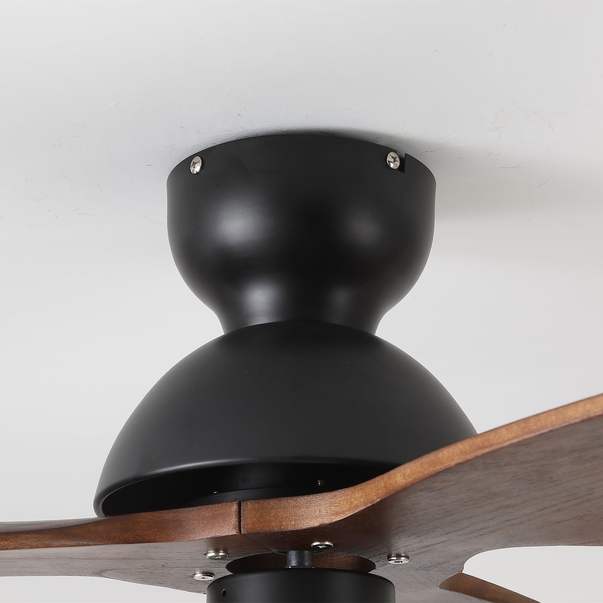 Novrik Air Ventilatorleuchte in einem Schlafzimmer, die ihre stimmungsvolle Beleuchtung zeigt.