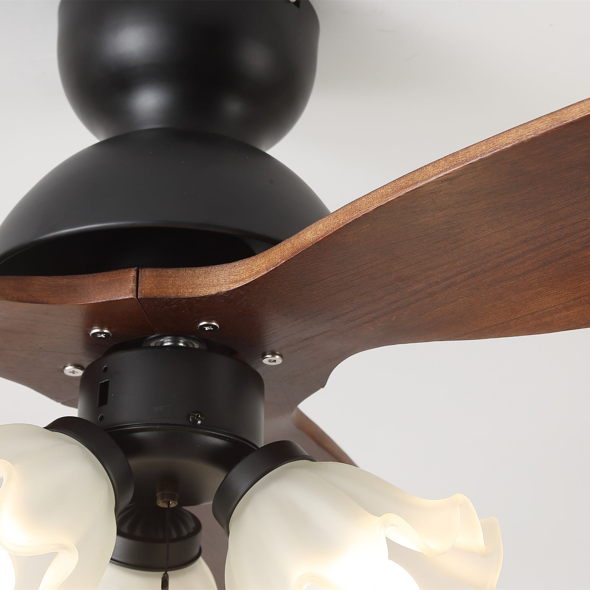Deckenventilatorleuchte mit Fernbedienung, die die 6-stufige Funktion hervorhebt.