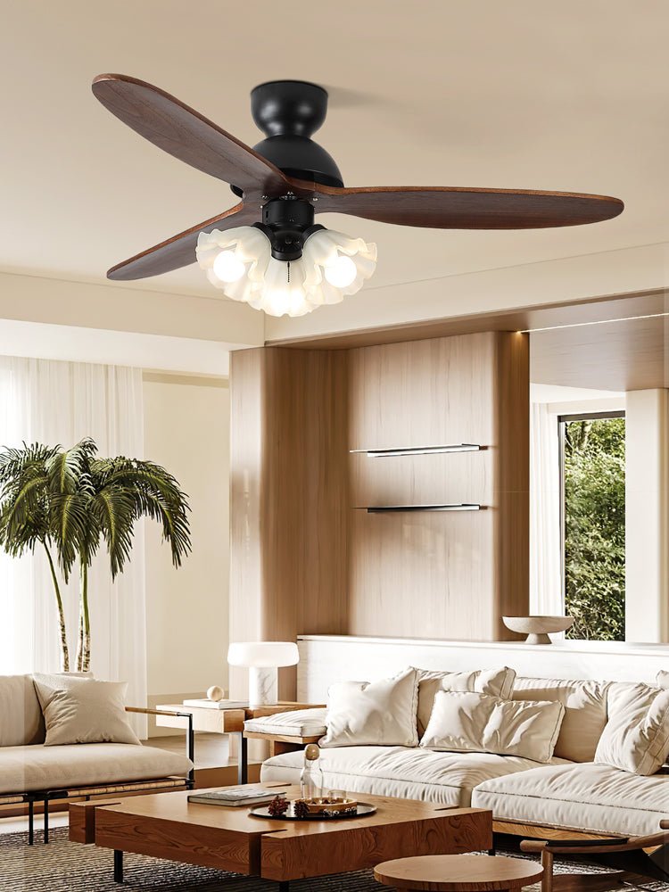 Novrik Air Ventilatorleuchte mit sich bewegenden Flügeln, die Luftstrom erzeugen.