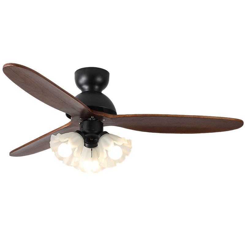 Lifestyle-Aufnahme der Ventilatorleuchte in einem modernen Essbereich.