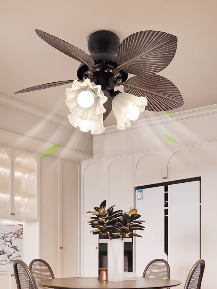 Qers Deckenventilator mit Beleuchtung an einer Decke installiert